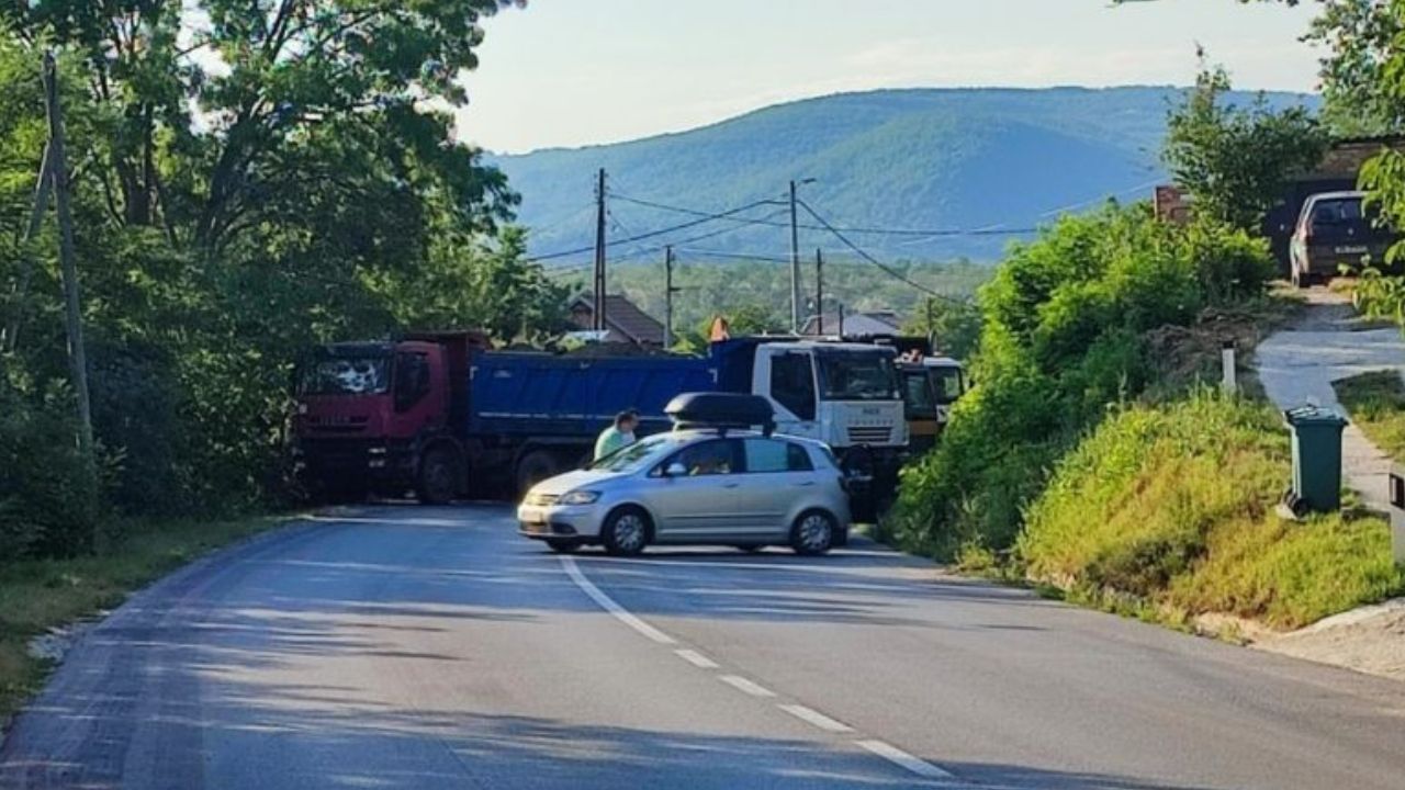 Kosova’da Sırplar, sınırda kurdukları barikatları kaldırılıyor