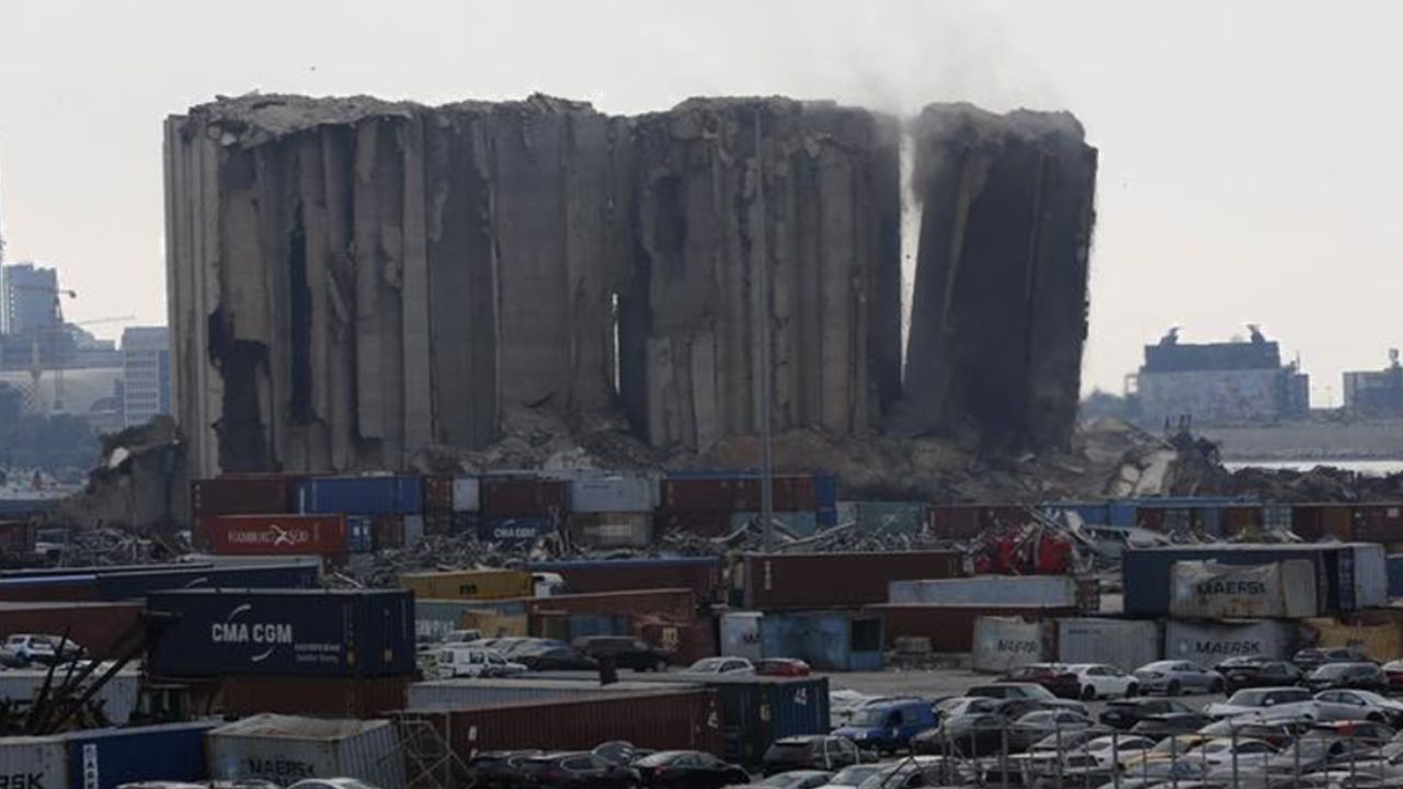 Lübnan'ın başkenti Beyrut'ta bulunan Beyrut Limanı'nda tahıl silolarının bir kısmı çöktü, 4 Ağustos 2022. (Fotoğraf Bilal JawichXinhua) (1)