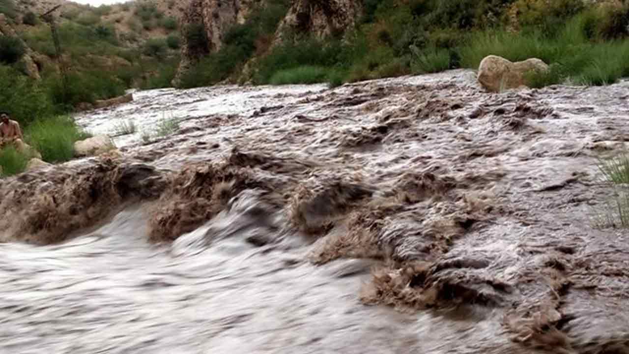 Noşki-kasabasında-şiddetli-muson-yağmurlarının-ardından-sel-basan-bir-yol,