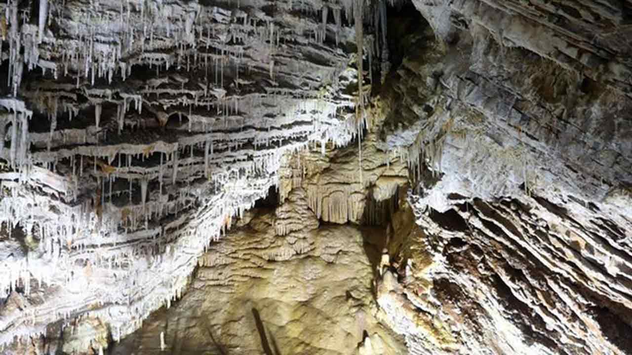 Xinglong-ilçesine-bağlı-Taojiatai-köyündeki-Xinglong-karstik-mağarasından-bir-görüntü