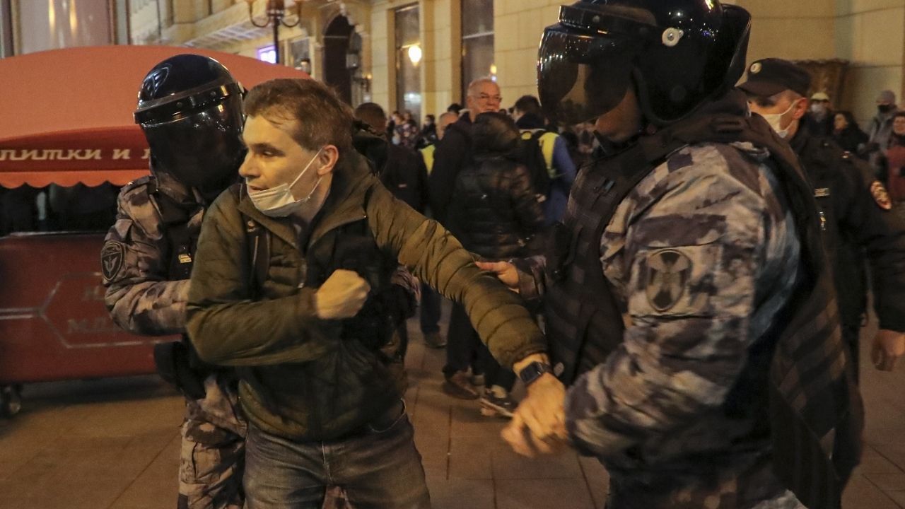 Rusya’daki seferberlik karşıtı protestolarda gözaltı sayısı bini aştı