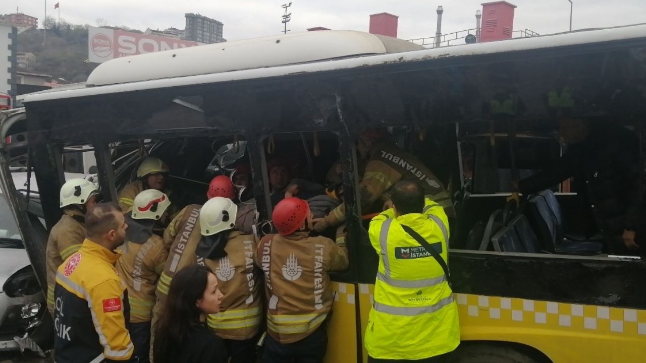 Alibeyköy'de tramvay ile İETT otobüsü çarpıştı. (1)