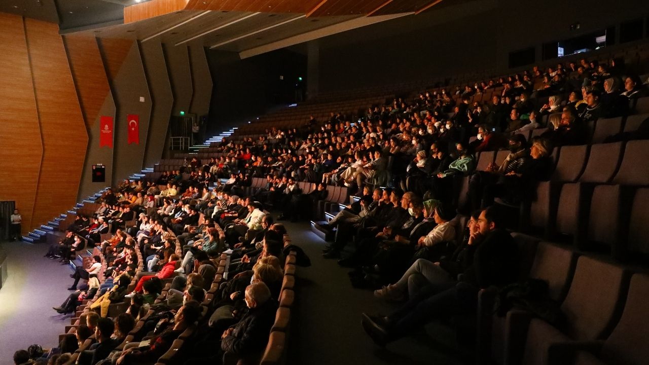 Haldun Dormen’in Yönettiği 'Karmakarışık' Sahnelendi (1)