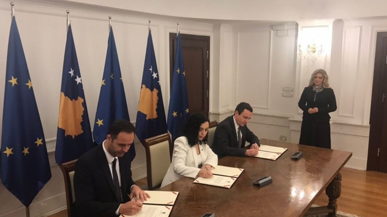 Kosova, Avrupa Birliği üyelik başvurusunu imzaladı (1)