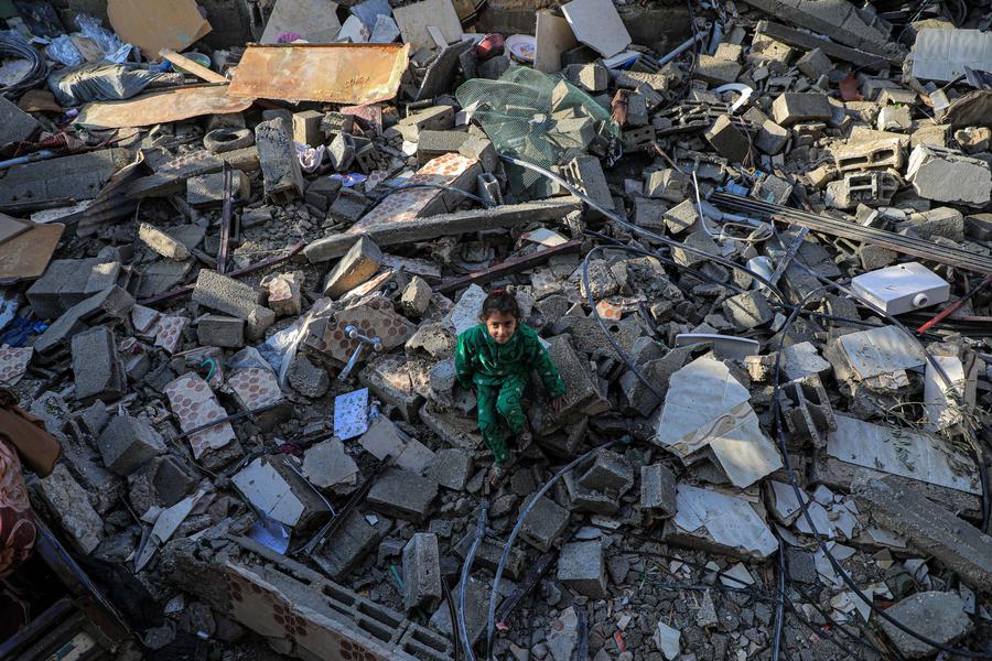 enkaz üzerinde duran Filistinli bir çocuk