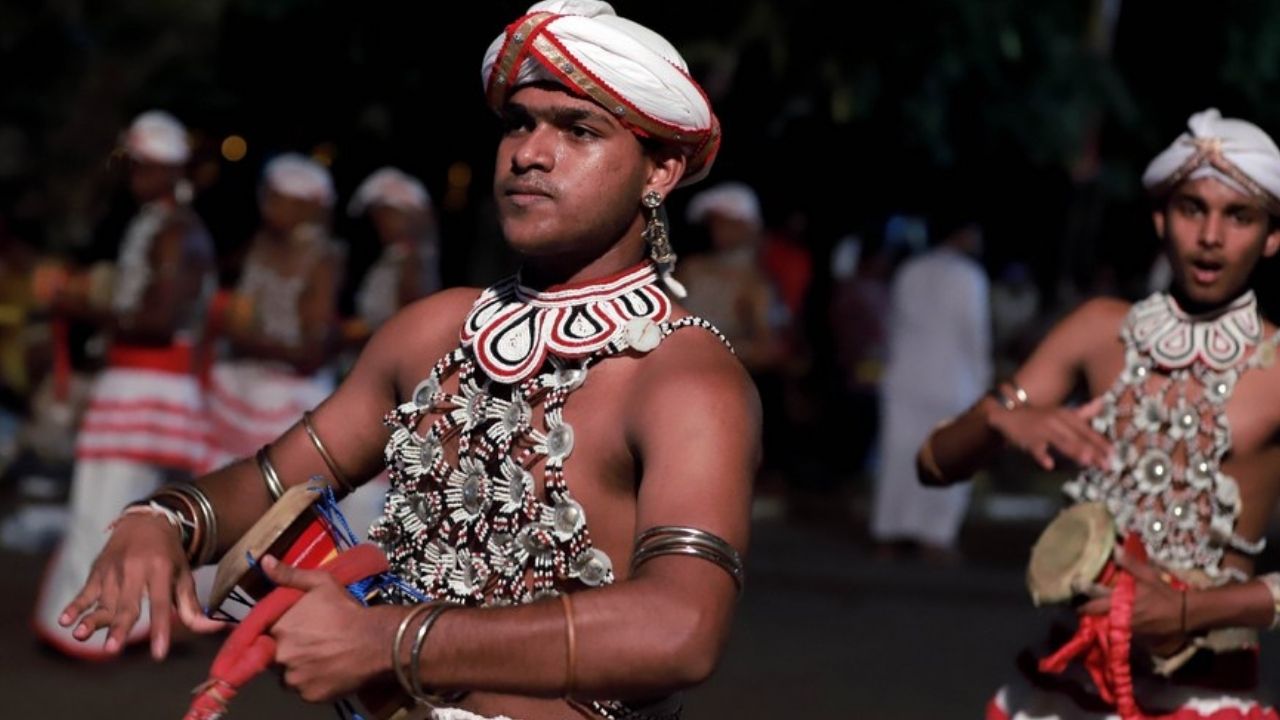 Sri Lanka'da Duruthu Perahera festivali coşkuyla kutlandı (1)