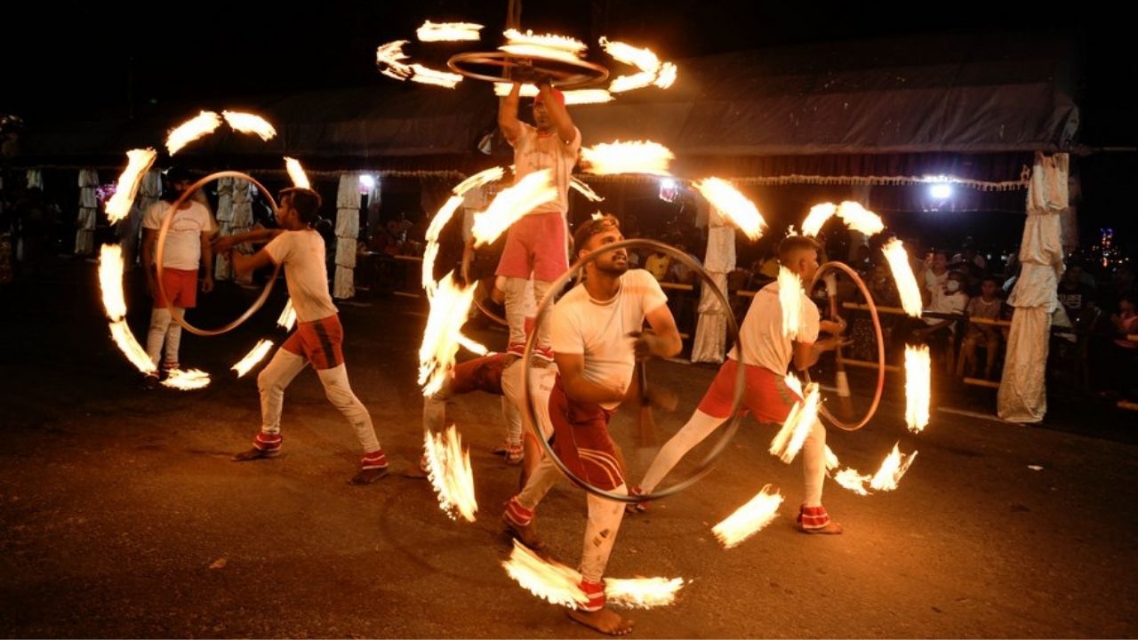 Sri Lanka'da Duruthu Perahera festivali coşkuyla kutlandı (2)