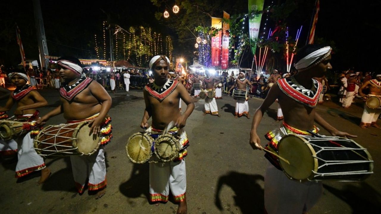 Sri Lanka'da Duruthu Perahera festivali coşkuyla kutlandı (3)