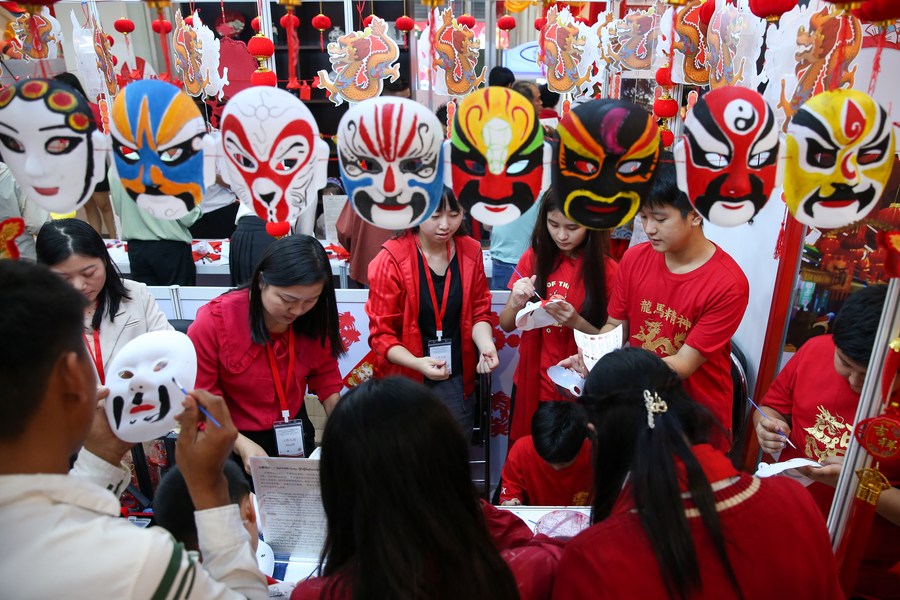 Çin Operası Maskelerini Boyayan Ziyaretçile