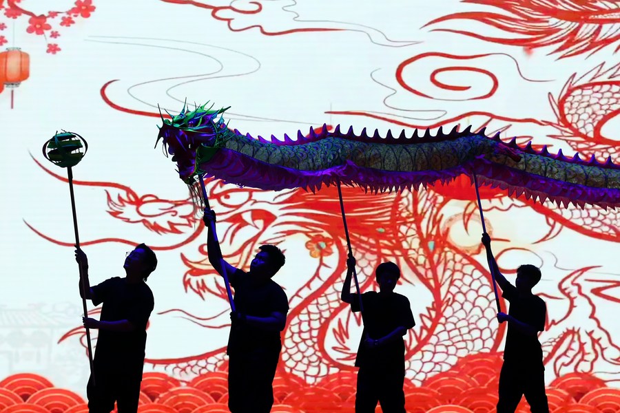Çin Yeni Yılı Kutlamaları Sırasında Gösteri Yapan Ejderha Dansçıları