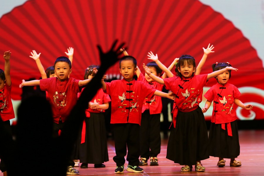 Çin Yeni Yılı Kutlamaları Sırasında Gösteri Yapan Öğrenciler1