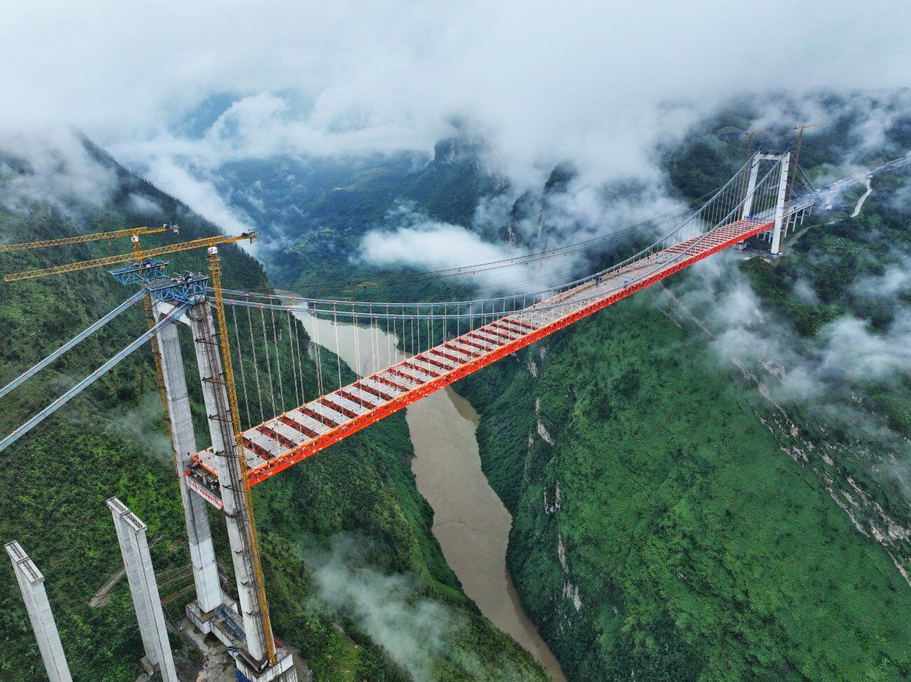 Çin'de 560 metre yüksekliğindeki Büyük Tianmen Köprüsü'nün inşaatı devam ediyor