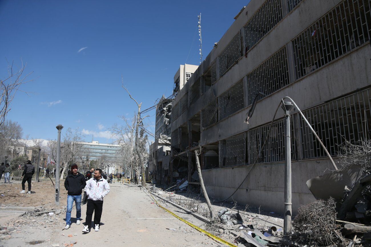 Abd İsrail Saldırılarının Ardından Tahran'da Çok Sayıda Bina Hasar Gördü 2