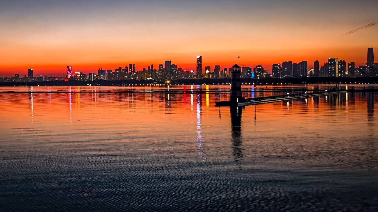 Çin'in Wuhan kentindeki Doğu Gölü, gün batımında eşsiz bir manzara oluşturdu